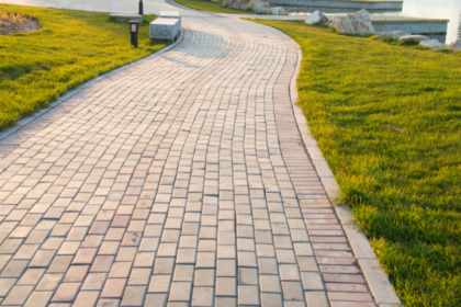 Valderci Malagosini Machado ensina o passo a passo para construir calçadas com paver de forma segura e durável em sua residência.