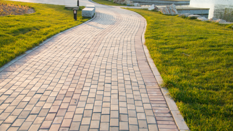 Valderci Malagosini Machado ensina o passo a passo para construir calçadas com paver de forma segura e durável em sua residência.