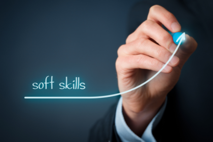 Soft skills como criatividade, intuição e pensamento não linear tornam-se ainda mais estratégicas quando Alexandre Costa Pedrosa destaca seu impacto no desempenho profissional moderno.