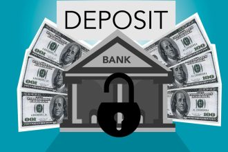 Ilustração de um banco com cadeado sobre cédulas de dólar e a palavra “Deposit” em fundo azul.