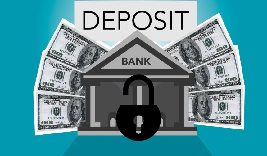 Ilustração de um banco com cadeado sobre cédulas de dólar e a palavra “Deposit” em fundo azul.