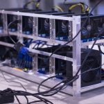 Equipamentos e placas gráficas usados em uma operação de mineração de criptomoedas