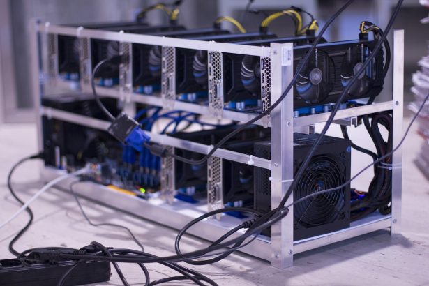 Equipamentos e placas gráficas usados em uma operação de mineração de criptomoedas