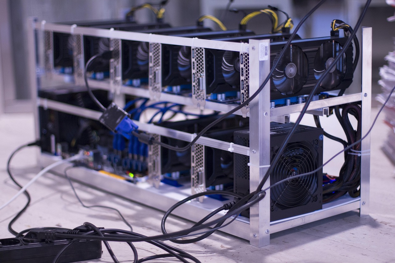 Equipamentos e placas gráficas usados em uma operação de mineração de criptomoedas